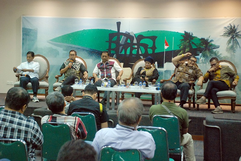 Dialektika Demokrasi dengan tema: Strategi Partai Politik Berebut Kursi Parlemen"
