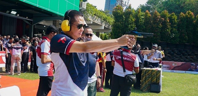 Ikuti Kejuaraan Menembak Kapolri Cup 2023, Ketua MPR RI Raih Juara Dua Eksebisi Tembak Pistol Eksekutif Duel Plat