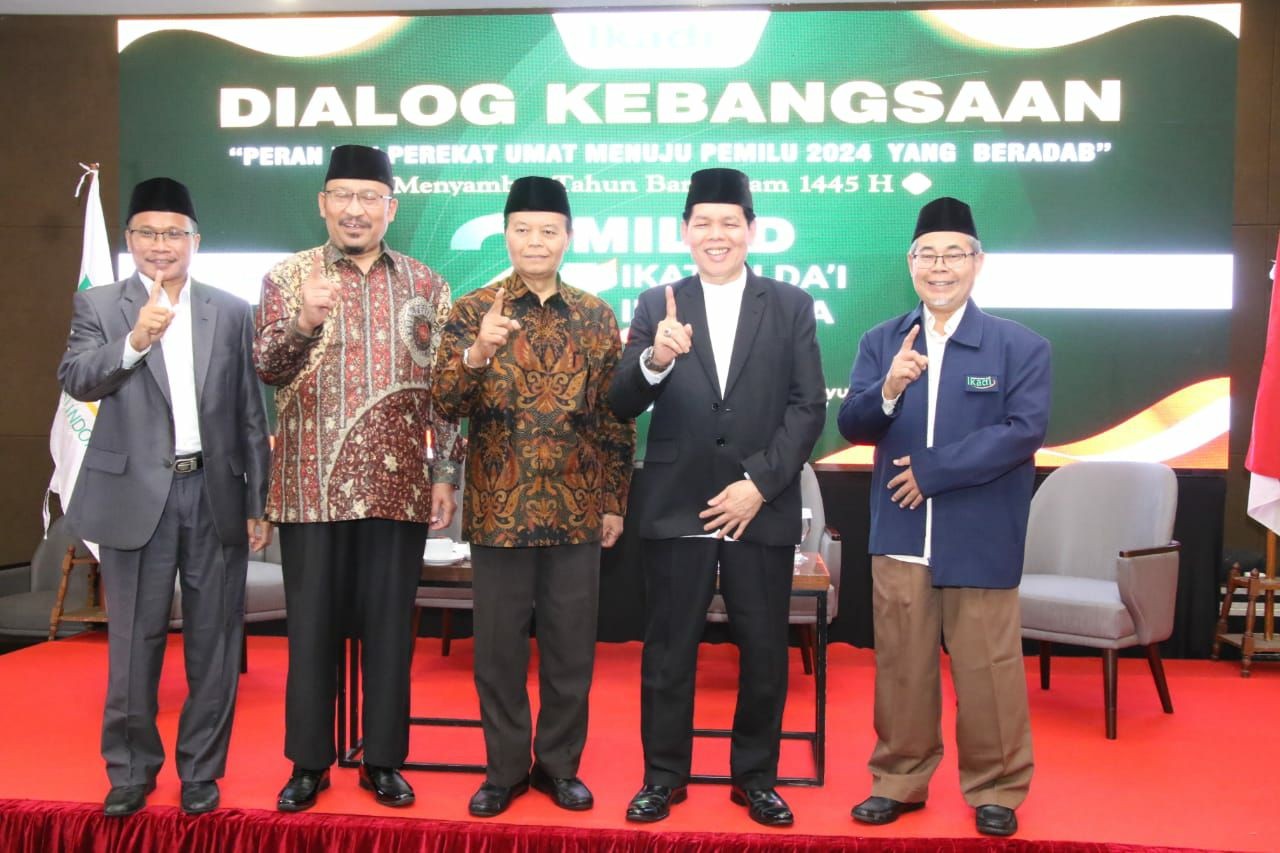 Tampil Sama Rocky Gerung di Milad XXI IKADI, HNW: Umat Islam Umat yang Terbuka dan Siap Bekerja Sama dengan Siapapun