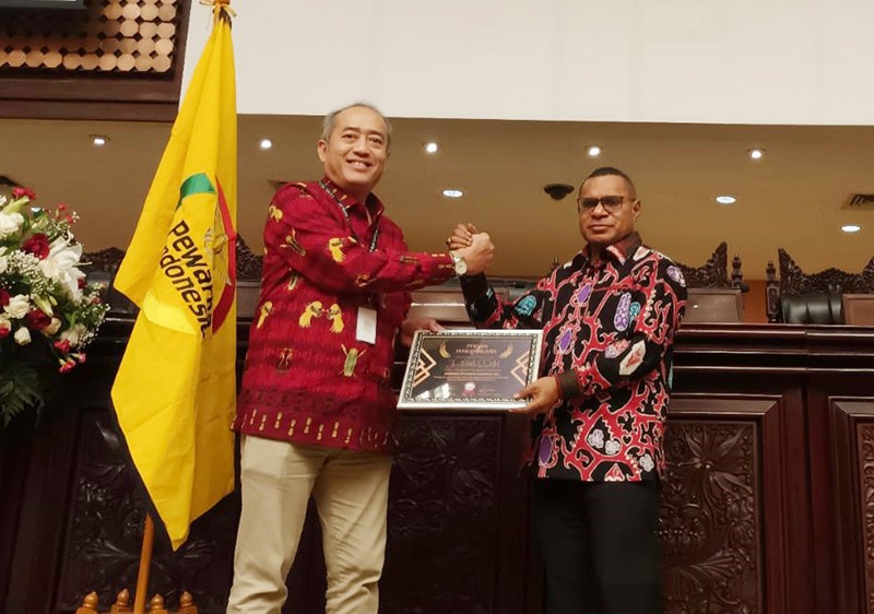 Yan Piet Moso Raih Penghargaan Sebagai Birokrat Pengamal Harmoni Kebinekaan 