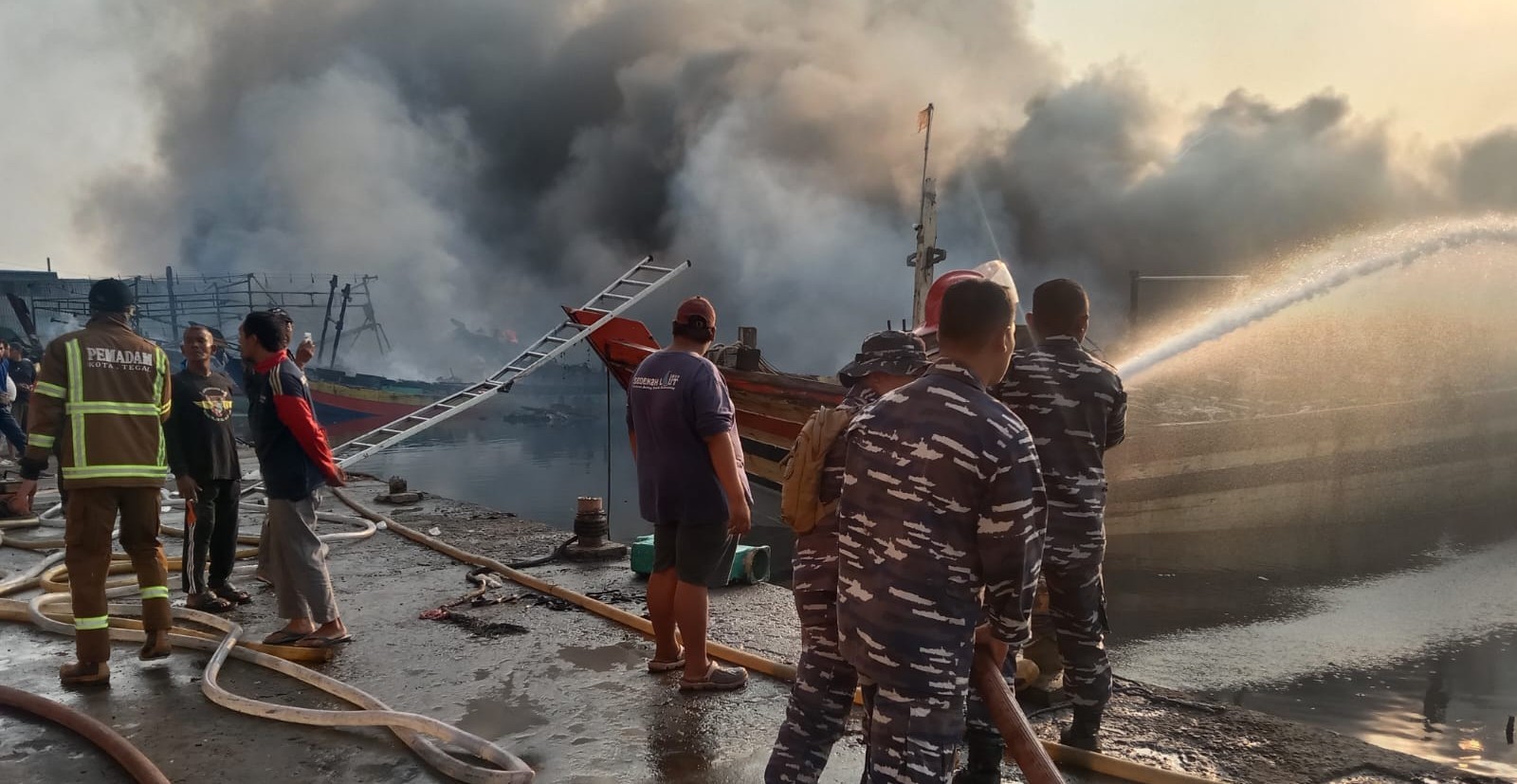 TNI Evakuasi 41 Kapal Nelayan Yang Terbakar di Pelabuhan Jongor Tegal