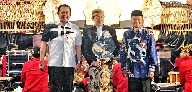 Ketua MPR RI Gelar Wayang Kulit 'Semar Boyong' Peringati HUT ke-78 MPR RI