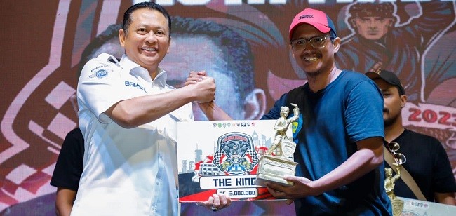 Ketua MPR RI Serahkan Piala Ke Para Pemenang Kontes Roda Dua dan Roda Empat Jambore Nasional IMI 2023 
