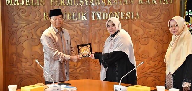 HNW: Majlis Taklim Berjasa, Pemerintah Perlu Berterimakasih Dan Sejahterakan Para Ustadzah di Majlis Taklim