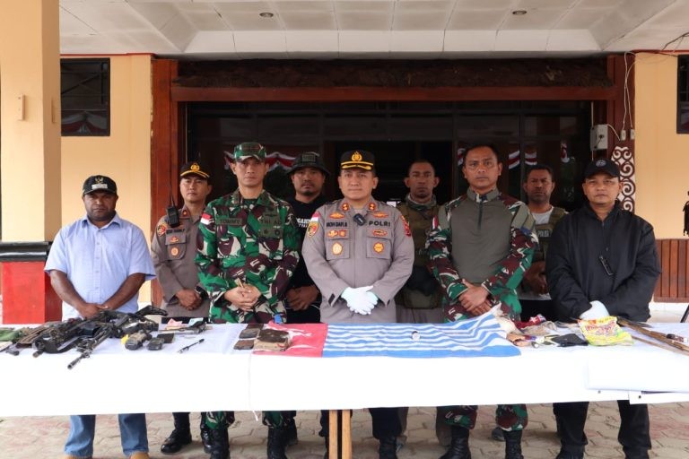 Satgas Damai Cartenz Lumpuhkan Lima KKB, Tiga Pucuk Senpi Disita