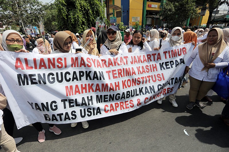 Aliansi Masyarakat Jakarta Timur  Bagi-Bagi Bunga Kepada Pengendara