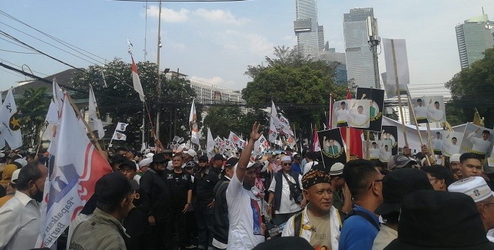 Massa Membludak Iringi Anies-Muhaimin Daftar ke KPU 