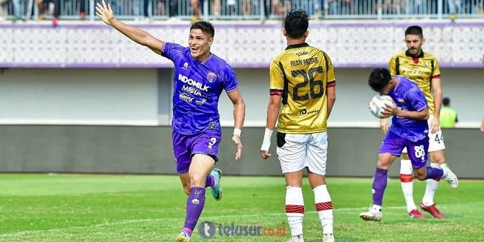 Persita Kandaskan Persis Solo Berkat Dua Gol Bunuh Diri Alexis Messidoro
