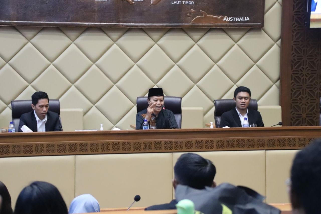 Hadiri Konferensi Pemuda Parlemen Indonesia, HNW: Ingatkan Generasi Muda Berada di Garda Terdepan