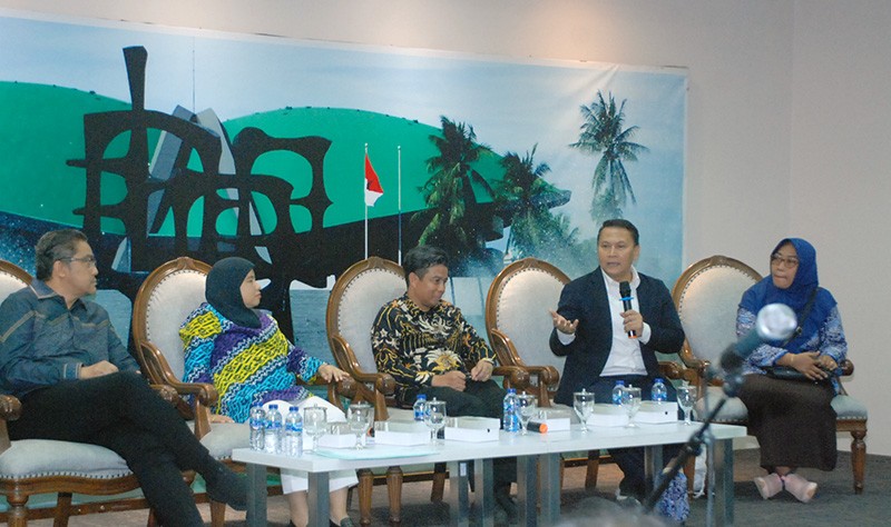 Demokrasi Dengan tema "Implementasi RUU ASN usai Disahkan DPR"