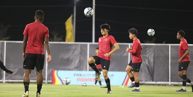 Timnas U-17 Indonesia Gelar Latihan Perdana di Lapangan Resmi untuk Adaptasi