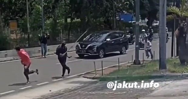 Viral...Terjadi Lagi Tawuran Antar Pelajar di Pluit Raya