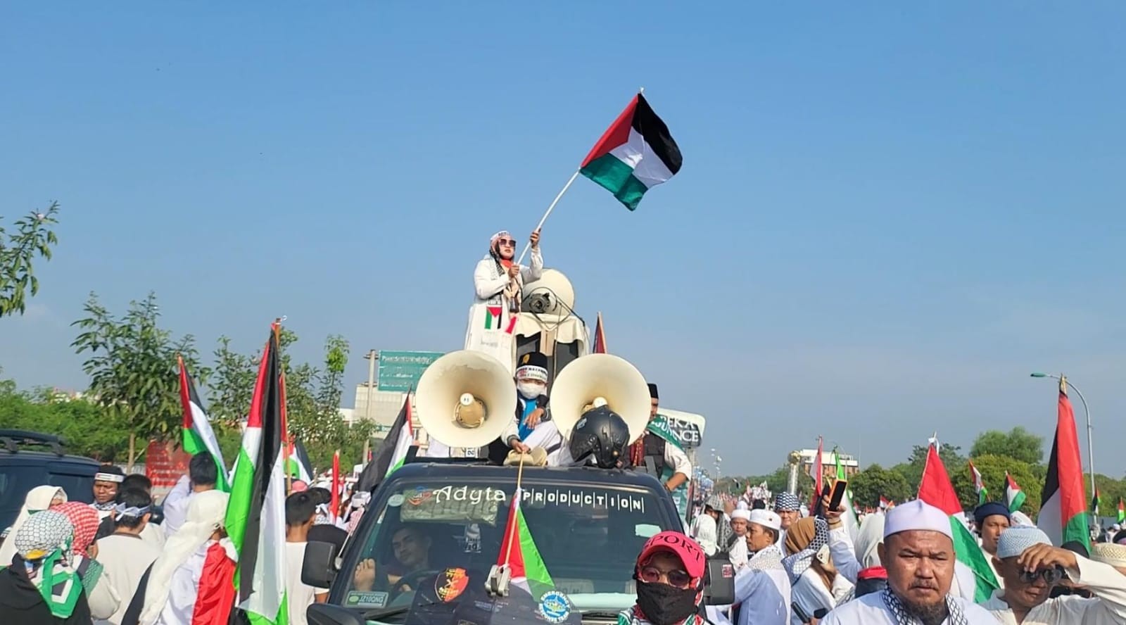 Viral...Muslimah Cantik Kibarkan Bendera Palestina di Atas Mobil Komando Pesantren  Saat Aksi Akbar Bela Palestina Cikarang
