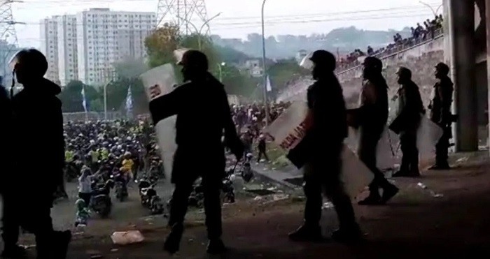 Oknum Suporter Bentrok dengan Pihak Keamanan Usai Laga GU vs Deltras