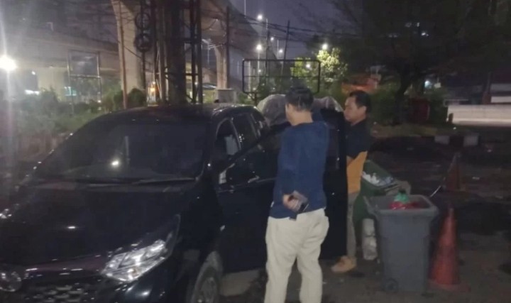 Sopir Taksi Online Ditemukan Tewas Membusuk dalam Mobilnya di Mampang