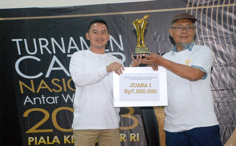 Koordinatoriat Wartwan Parlemen Serahkan Piala Catur MPR RI