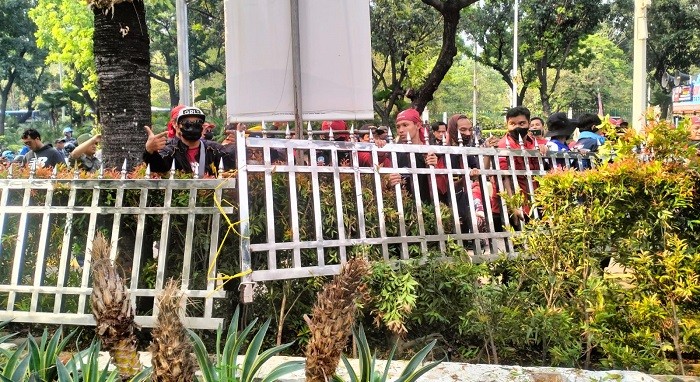 Buruh Rusak Pintu Gerbang Keluar Balai Kota DKI, Aksi Jadi Ricuh 