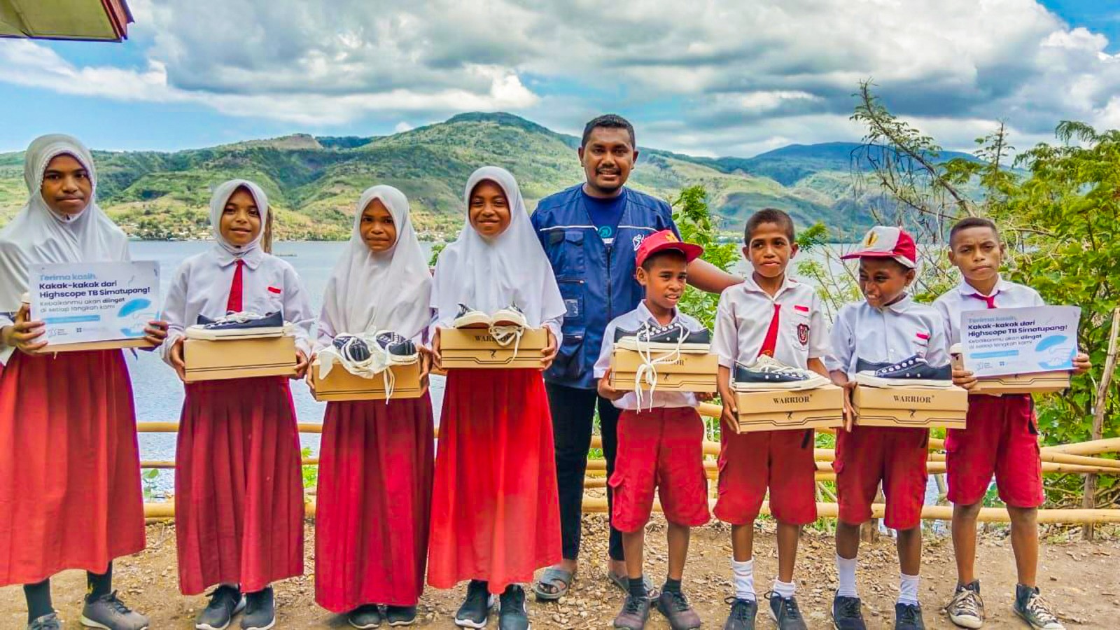Insan Bumi Mandiri dan Highscope TB Simatupang Salurkan 201 Sepatu untuk Siswa Pedalaman