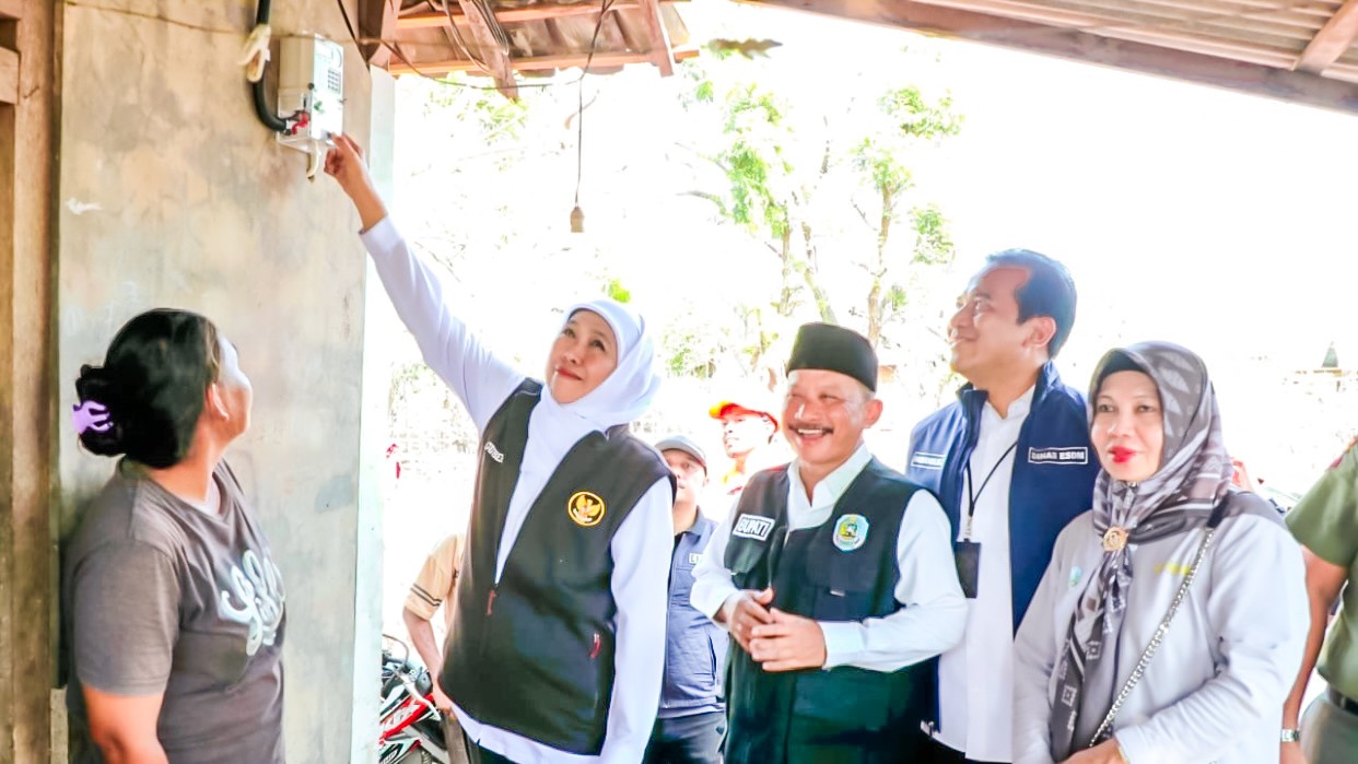 Resmikan Sambung Listrik di Situbondo, Khofifah: Penantian 48 Tahun Warga Kini Nikmati Listrik