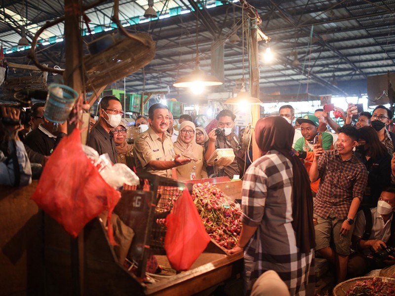 Heru Budi Tinjau Pasar Kramat Jati, Pastikan Harga Bahan Pokok Stabil
