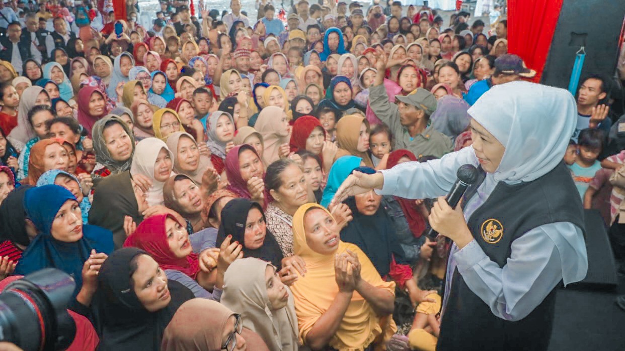 Salurkan Bansos di Probolinggo, Khofifah: Jadi Suntikan Semangat dan Bantalan Sosial Bagi Masyarakat