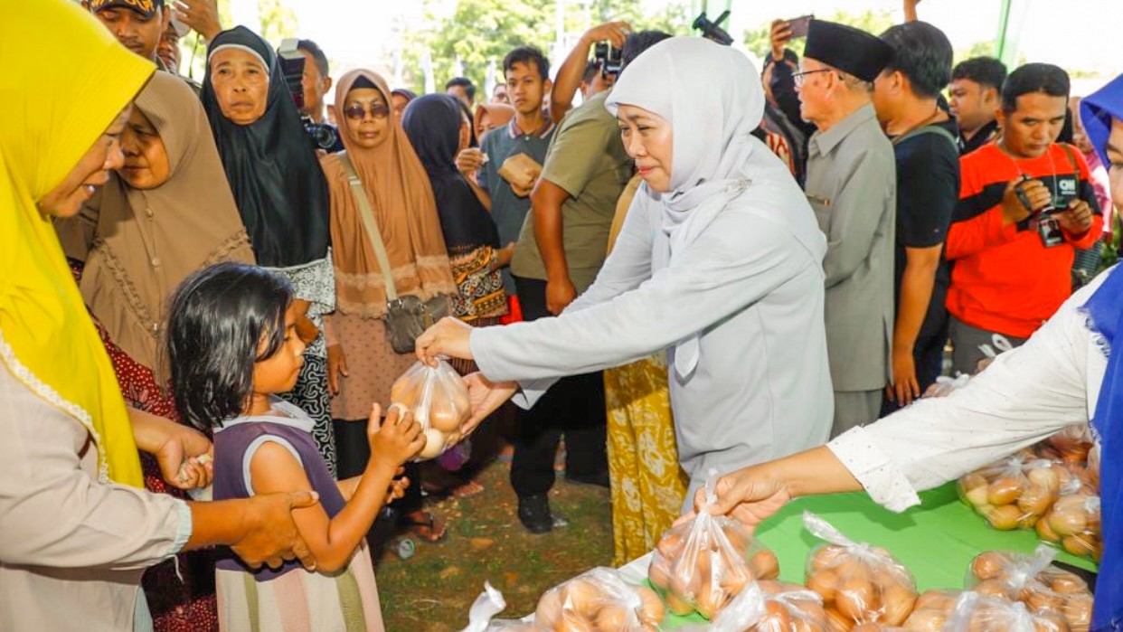 Salurkan Bansos dan Zakat di Sumenep, Khofifah: Upaya Kami Kuatkan Ekonomi Masyarakat Jatim