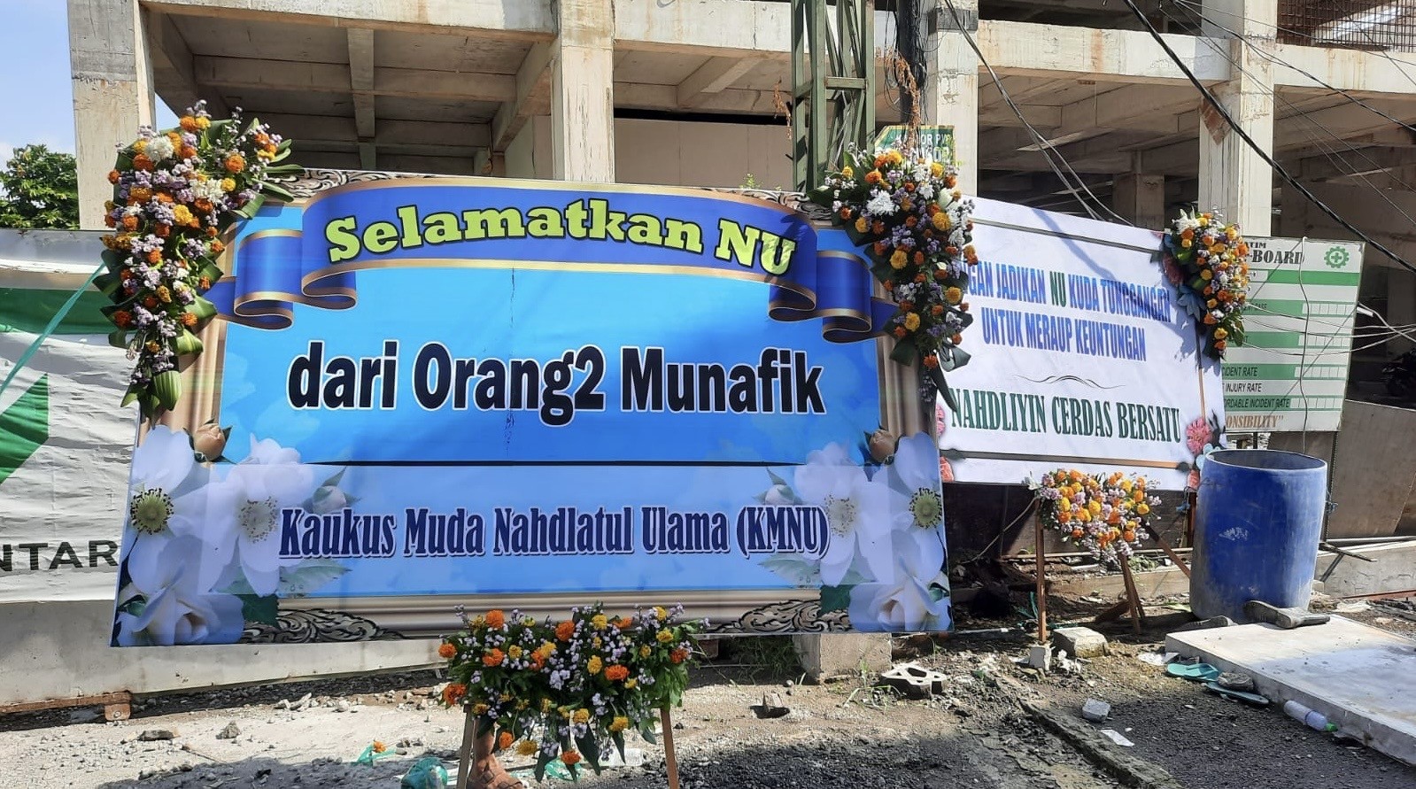 PWNU Jatim Banjir Karangan Bunga Usai Pemberhentian Kiai Marzuki Mustamar