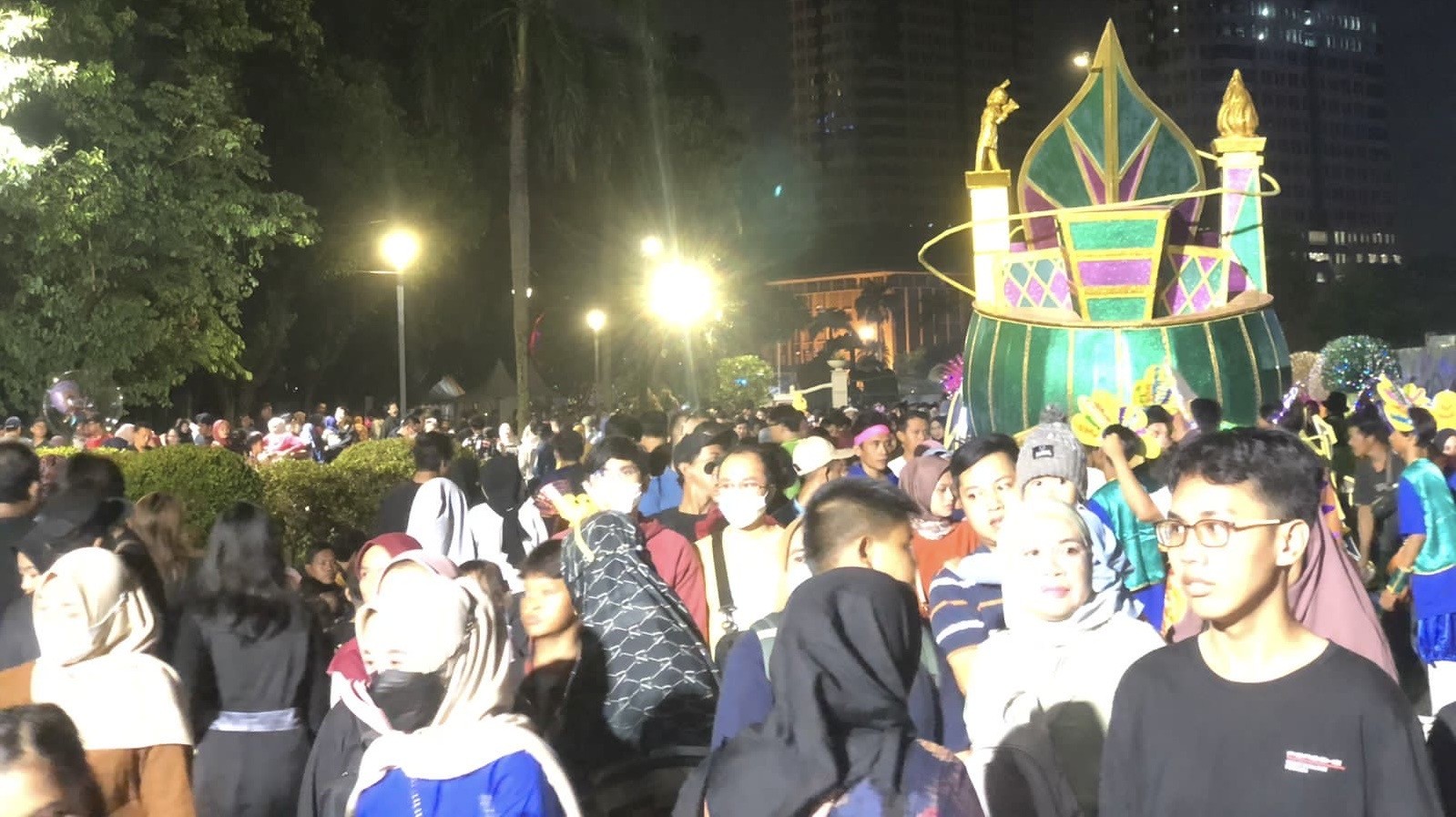 Masyarakat Padati Kawasan Monas Rayakan Malam Pergantian Tahun
