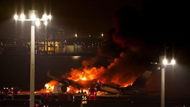 Pesawat Japan Airlines Terbakar, Diduga Tabrakan dengan Pesawat Lain