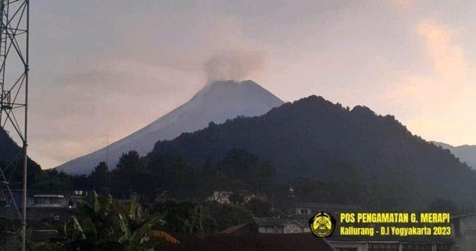 Gunung Merapi Semburkan Awan Panas Guguran Sejauh 1,8 Kilometer