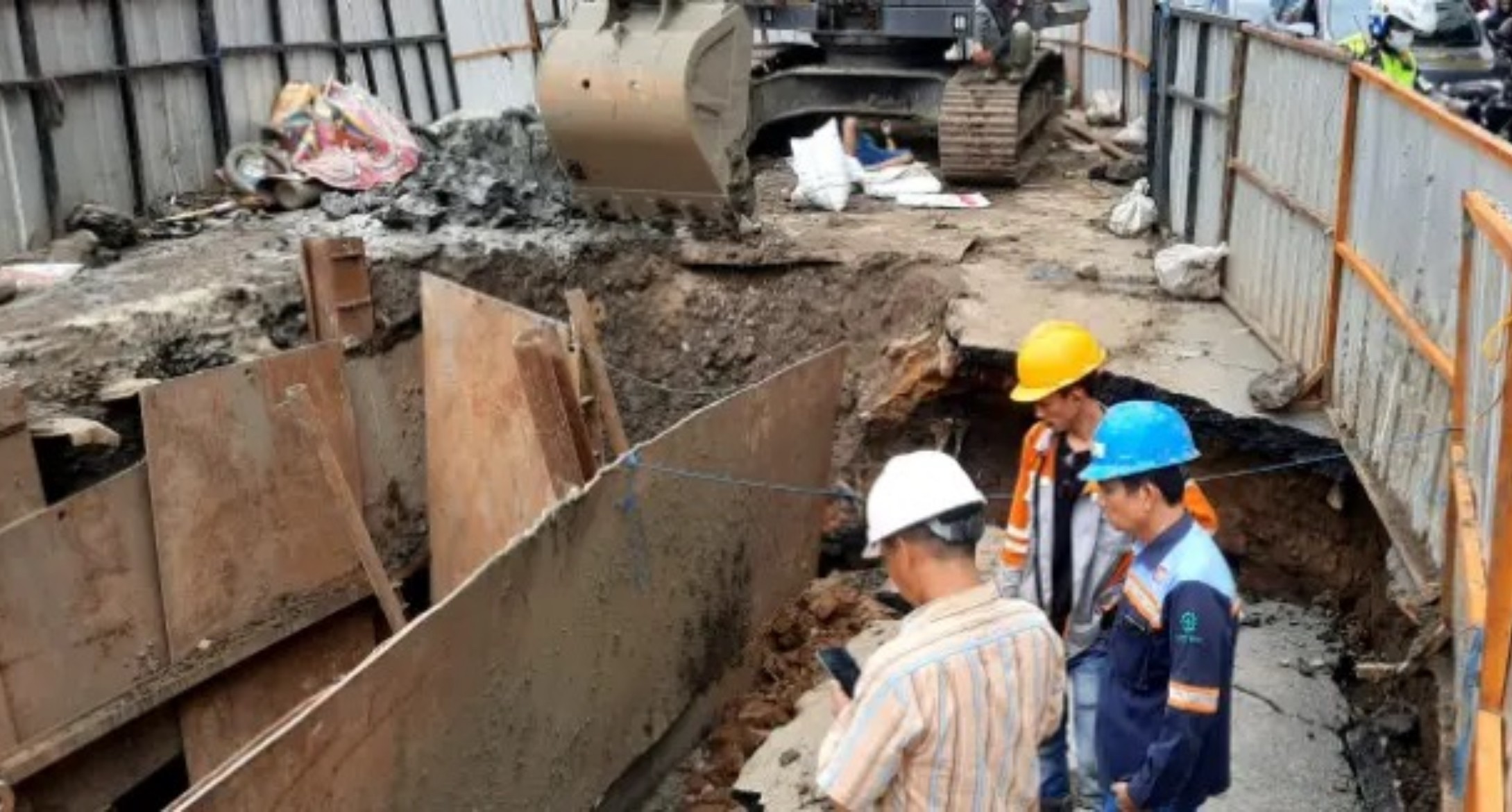 Bina Marga Jakarta Barat Mulai Perbaiki Jalan Ambles di Gajah Mada