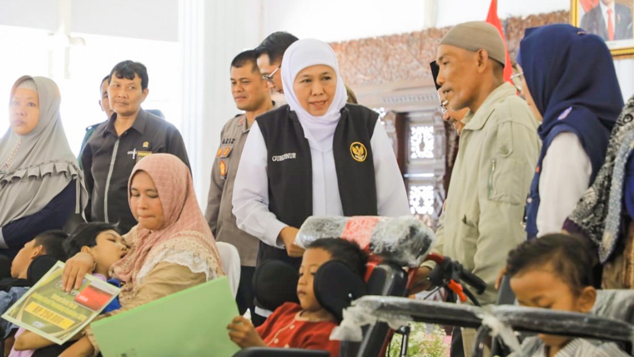 Salurkan Bansos di Pasuruan, Gubernur Khofifah Optimis Kemiskinan Ekstrem Jatim 0% di 2024