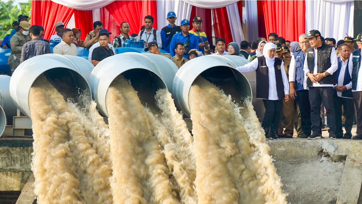 Resmikan Pompa dan Genset di Pintu Air Kuro, Khofifah: Efektif Kurangi Banjir Bengawan Jero