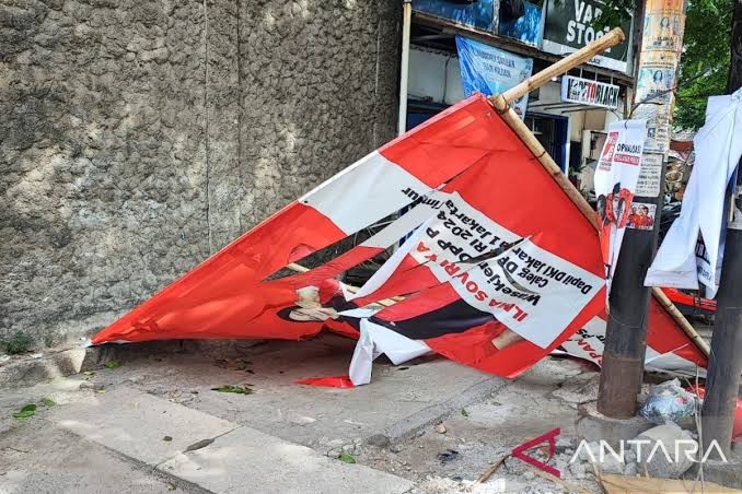 Lagi-lagi APK Makan Korban, Emak-emak Tertimpa Baliho Caleg PSI di Cakung, Jaktim