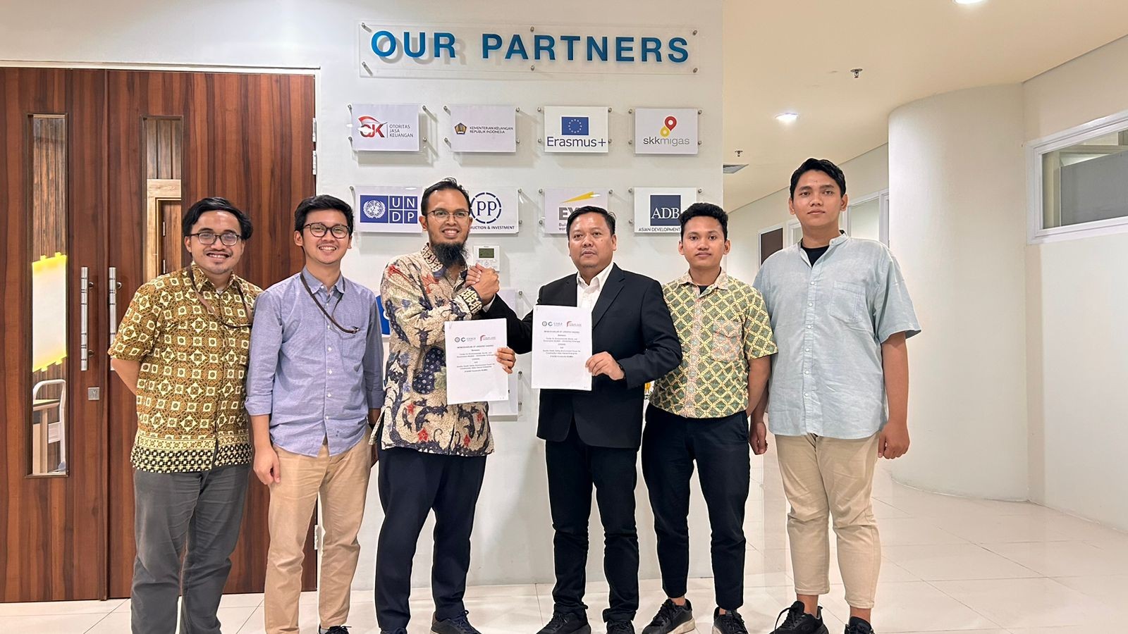 CESGS Unair dan Konstruksi BUMN Teken MoU Penelitian dan Konsultasi ESG
