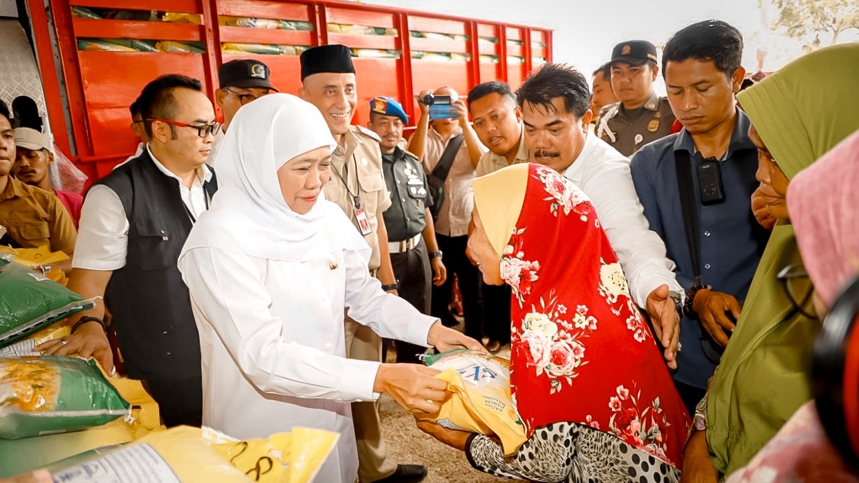 Tekan Kemiskinan Ekstrem di Bangkalan, Khofifah Serahkan Bansos dan Zakat kepada Masyarakat