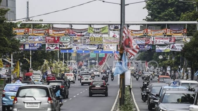 Marak APK Dipasang di JPO, Warga: Harusnya Terlihat Bagus, Jadi Berantakan