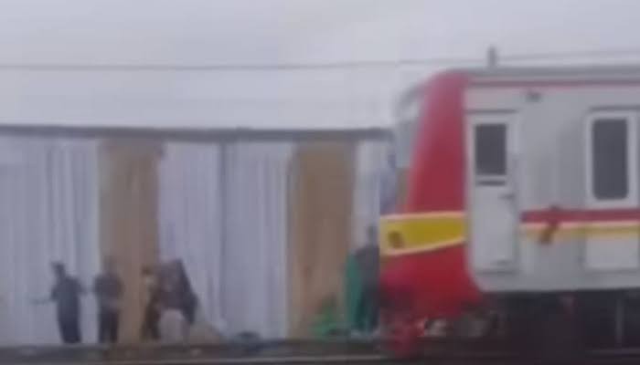 PT KAI Sesalkan Warga Tetap Gelar Hajatan di Dekat Jalur KA