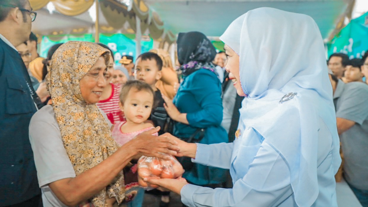 Gelar Pasar Murah di Kediri, Khofifah: Wujud Nyata Pemerintah Tingkatkan Daya Beli Masyarakat