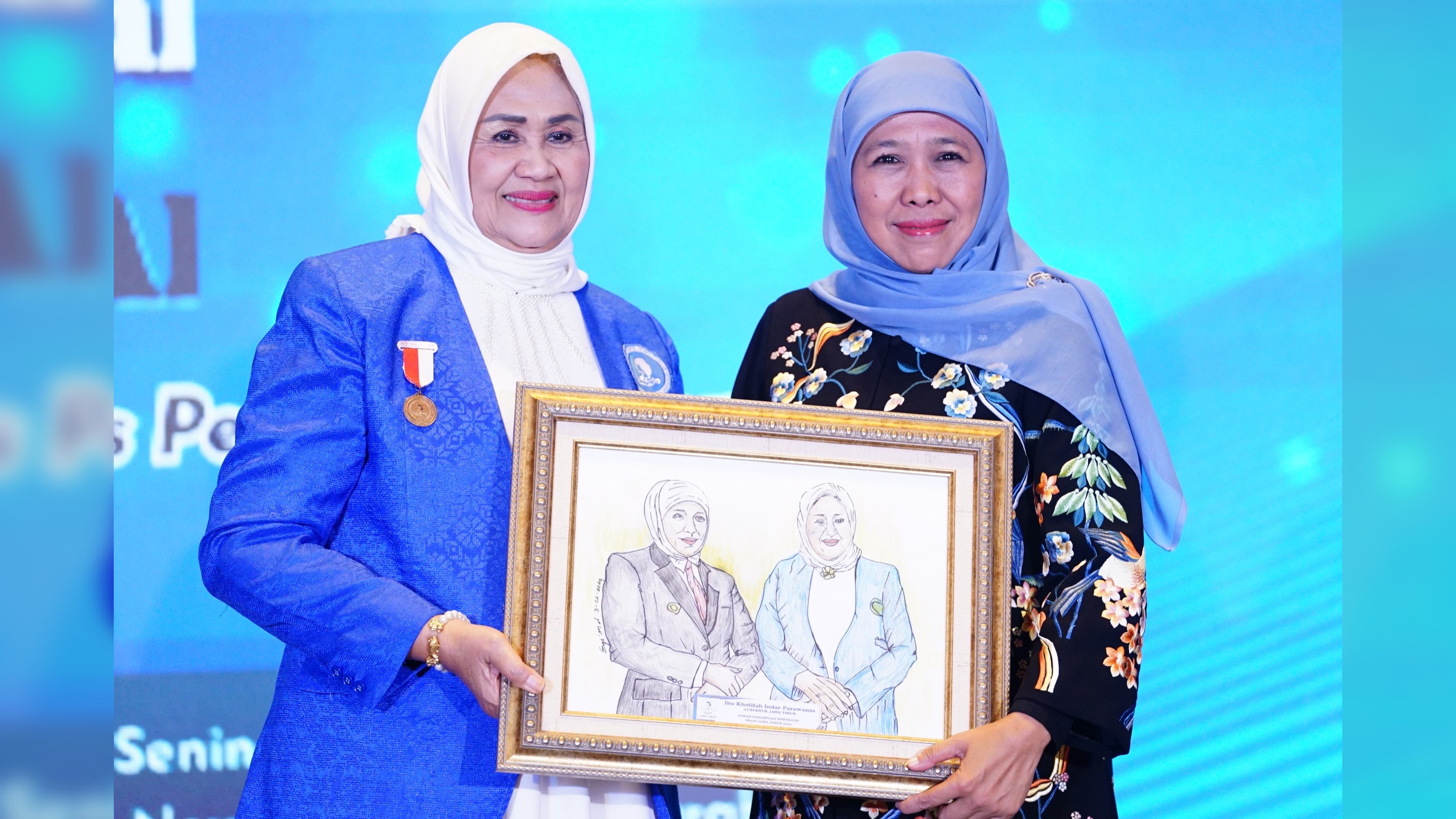 Gubernur Khofifah Terima Penghargaan Tokoh Wanita Inspiratif dari IWAPI