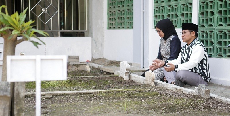 Hari Tenang, Cak Imin Ziarah Makam Mbah Wahab dan Mbah Bisri