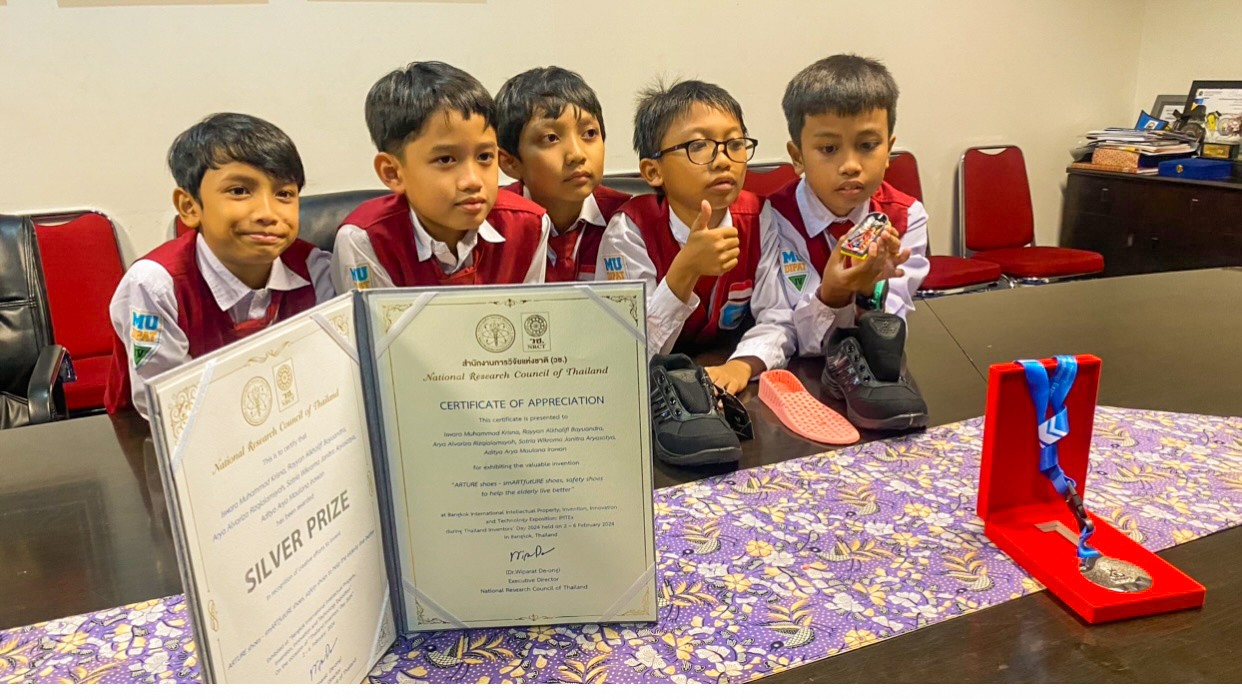 Gara-gara Inovasi Sepatu Ini, Siswa SD Mudipat Raih Silver Medal di Bangkok