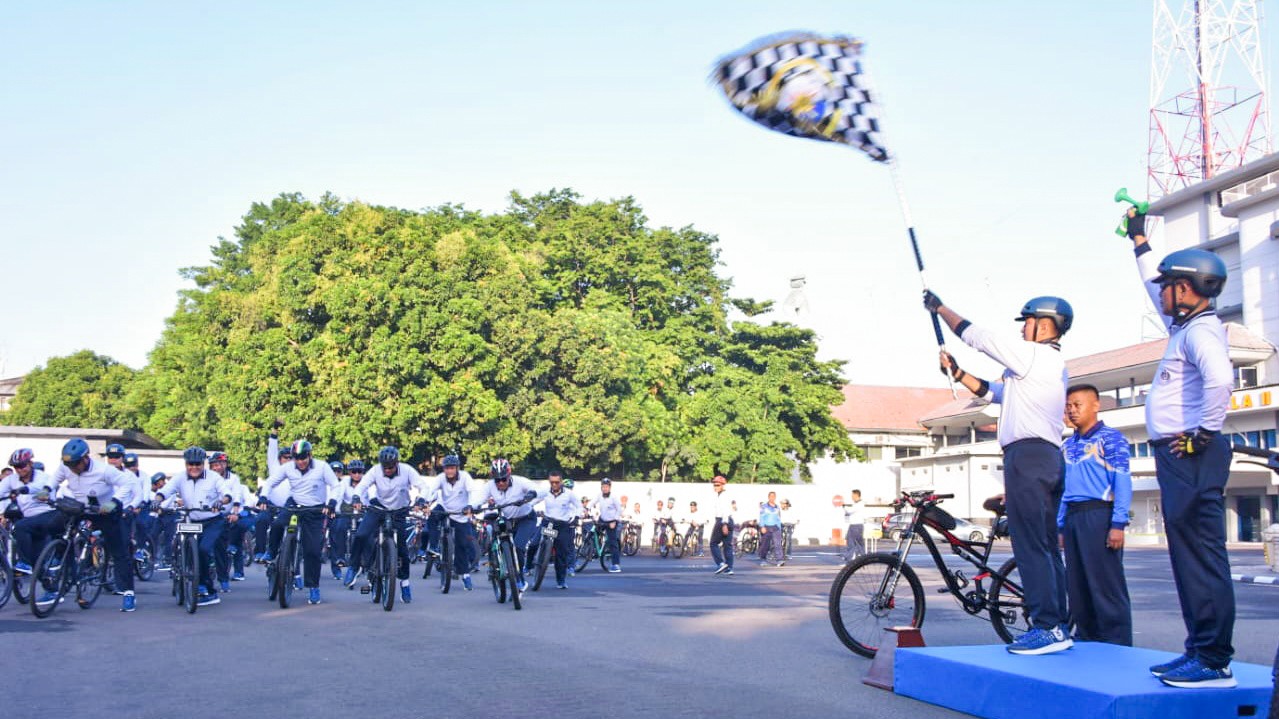Dankodiklatal Fun Bike dan Baksos Bersama Pimpinan TNI AL Wilayah Surabaya