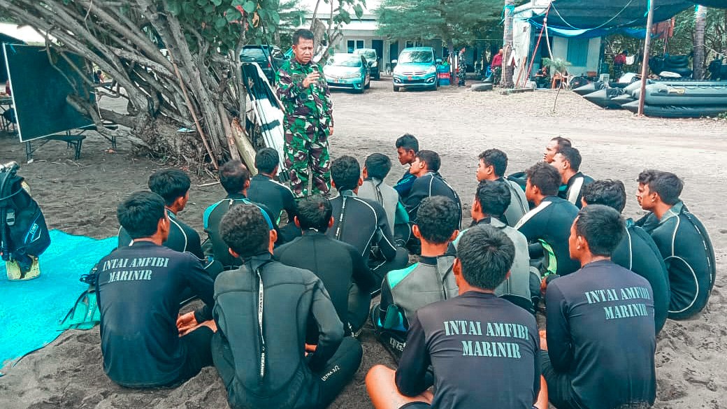Dirdik Kodiklatal Tinjau Lattek Kelautan dan Intai Amfibi Siswa Diktaifib