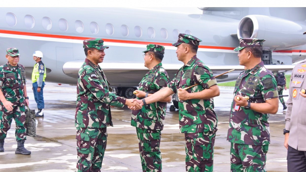 Dankodiklatal Sambut Kedatangan Panglima TNI di Jatim