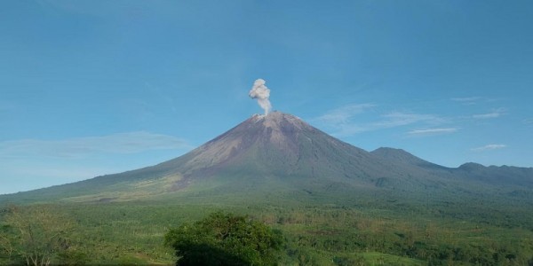 Tiga Kali Erupsi, Letusan Gunung Semeru Setinggi 1 Kilometer