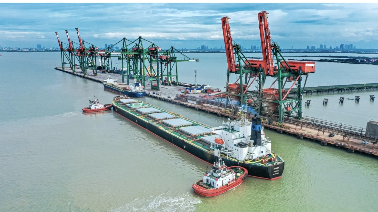 Catat Sejarah, TTL Disinggahi Kapal Curah dengan Draught Terdalam Capai 13,27 Meter