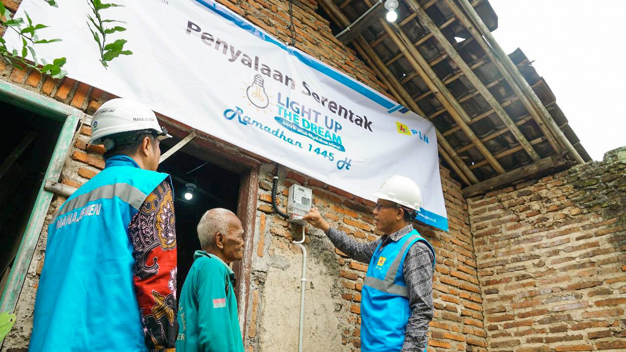 Berbagi Keberkahan Ramadan, PLN Sambung Listrik Gratis 1.000 Warga Tidak Mampu di Jatim