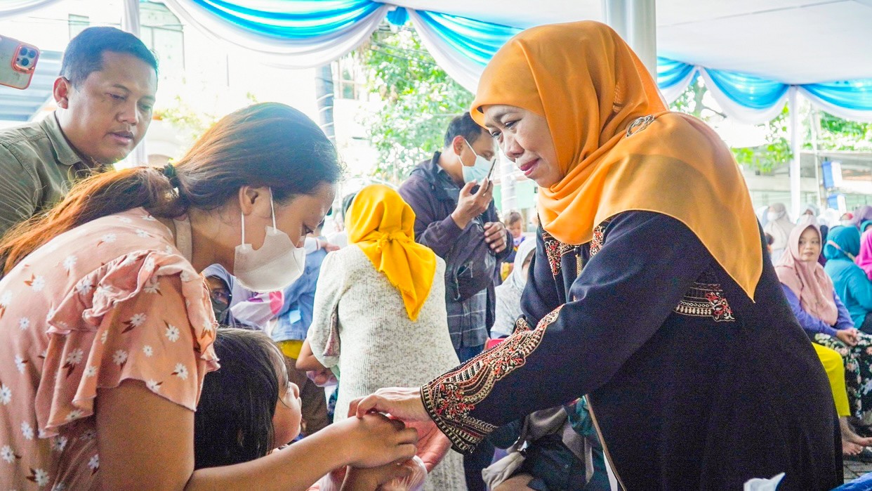 Ketum Muslimat NU Khofifah Gelar Pasar Murah untuk Masyarakat Wonocolo