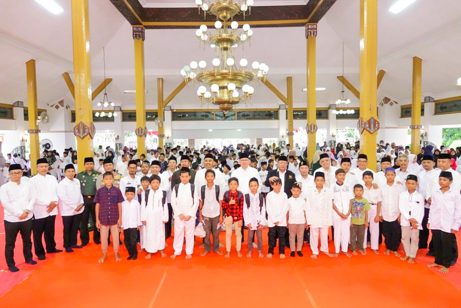 Safari Ramadan di Ngawi, Pj Sekdaprov Bobby Salurkan Santunan pada 1.000 Anak Yatim